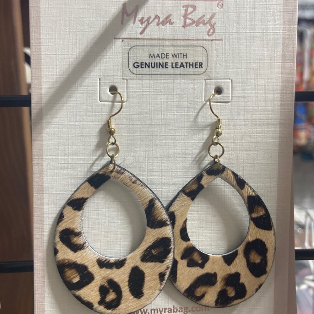 ‎Genuine leather cheetah patterned earrings